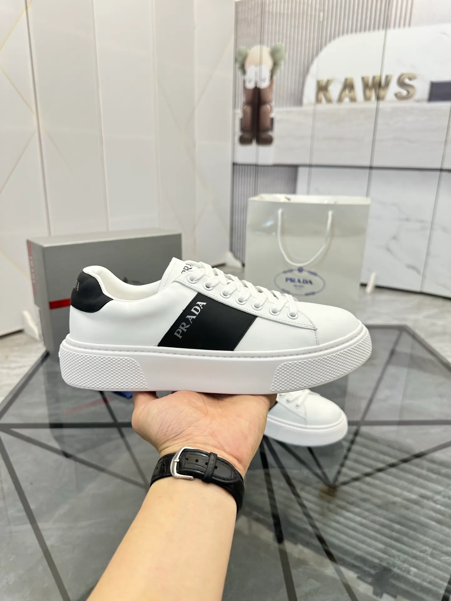 Men's shoes for sale💰: 💰P500¥ High-end top quality Product trademark: Prada * "Prada*" low-top casual shoes Regular size: 35-45 (can be customized to 46) Couple style Product materials: imported first-layer cowhide leather upper, water-dyed sheep lining, original outsole. No.: H201